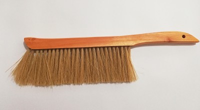 Vassoura de mão com cabo de madeira e cerdas castanhas
