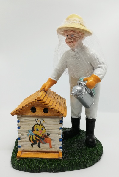 Figura de apicultor com colmeia decorada e base verde