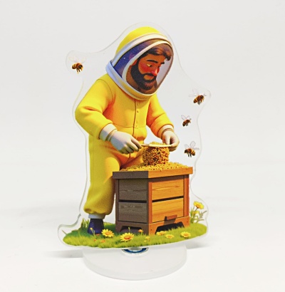 Figura de acrílico de apicultor com fato amarelo e colmeia de madeira