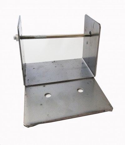 Estrutura metálica cinzenta com parafuso e porca, orifícios circulares