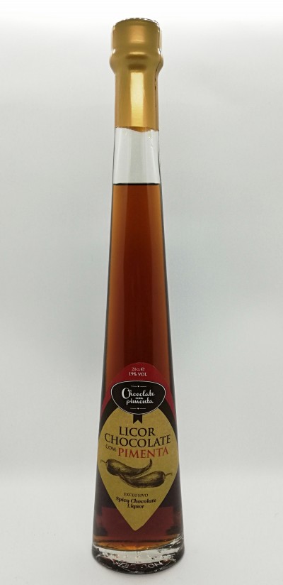 Garrafa de licor de chocolate com pimenta com rótulo dourado e tampa dourada