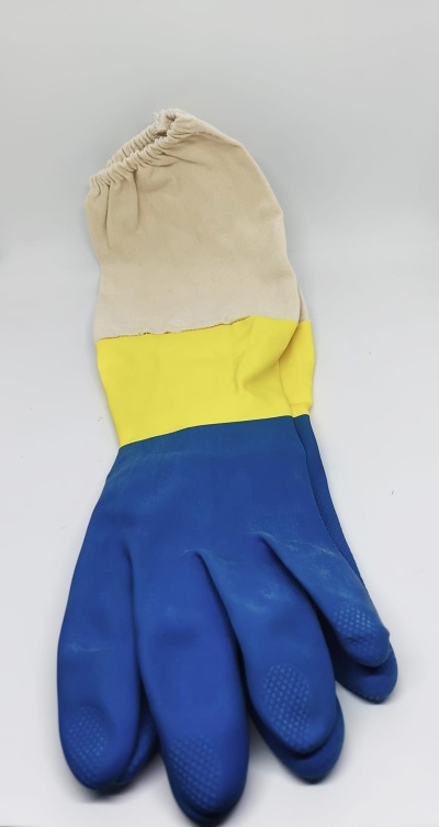 Luva de proteção multicolorida com tecido beige e borracha amarela e azul