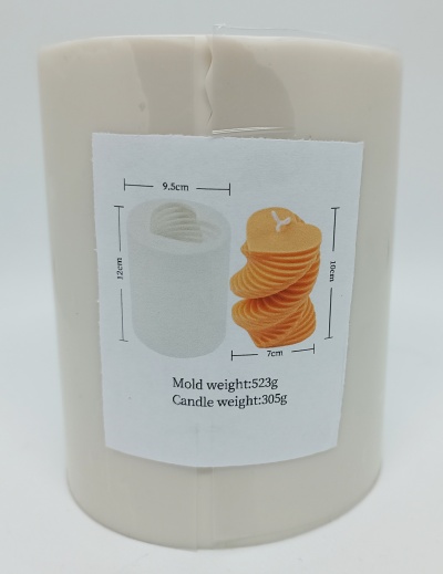 Vela branca cilíndrica com etiqueta mostrando imagens e especificações do molde e vela