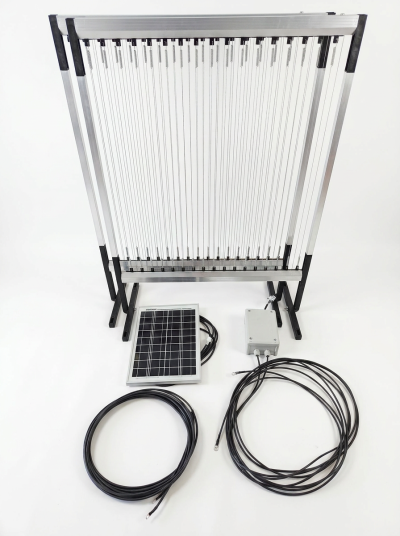 Equipamento com estrutura metálica e painel solar pequeno com cabos pretos