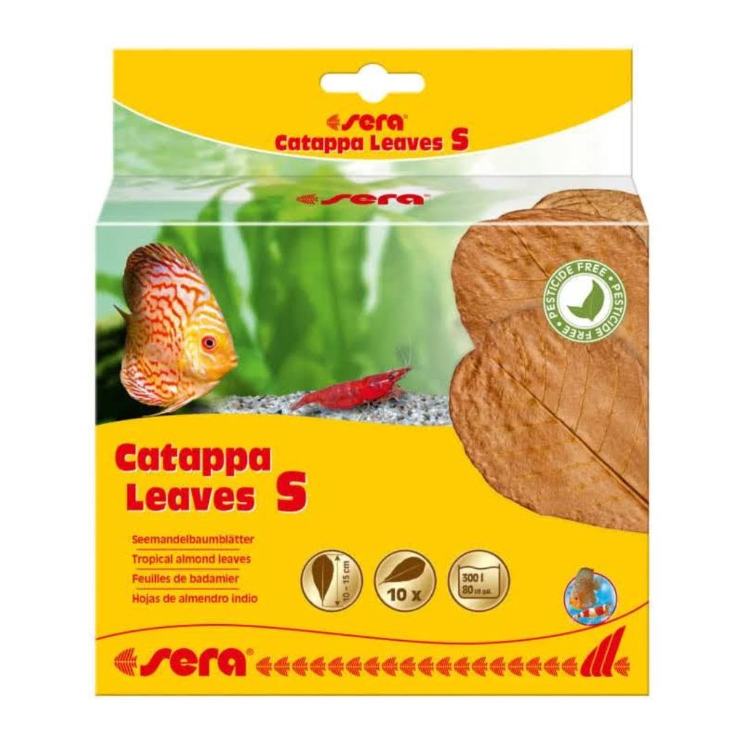 Sera Catappa Leaves - Folhas de amendoeira-da-praia Embalagem amarela com folhas secas castanhas Catappa Leaves S da marca sera e imagem de peixe e camarão aquático