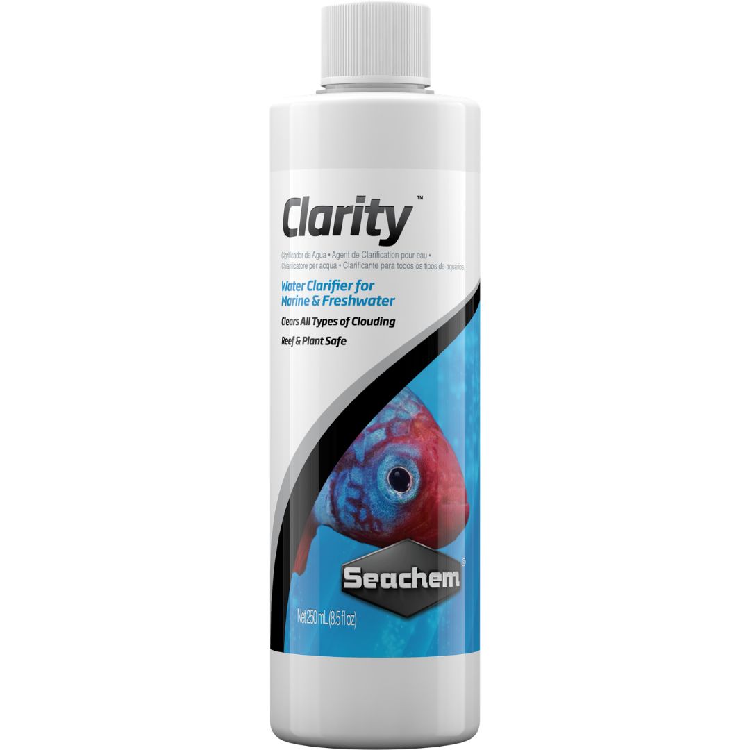 Seachem Clarity Bonus pack +30% grátis (250mL+75mL grátis) Frasco branco de clarificador de água Clarity da Seachem com imagem de peixe azul e vermelho.