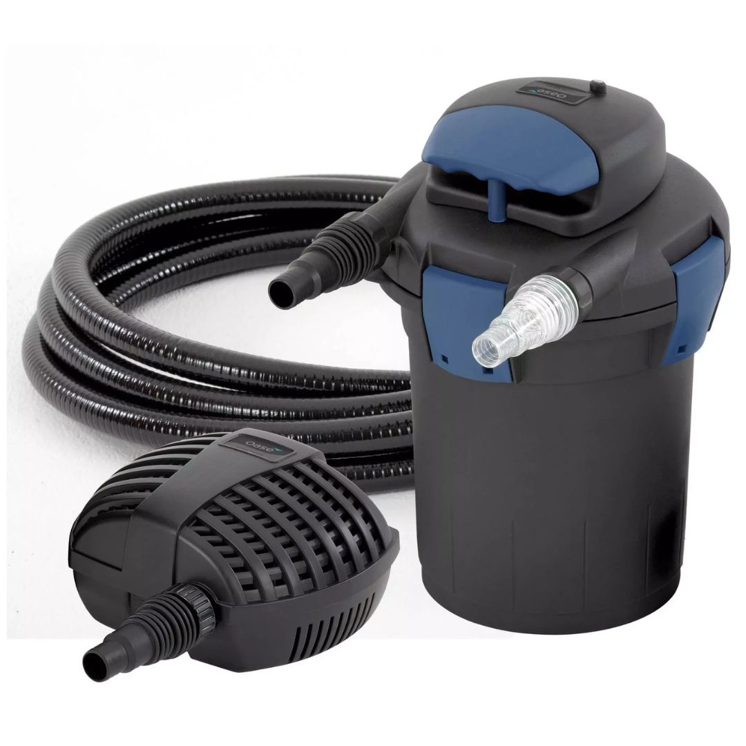 OASE BioPress Set 4000: Kit Filtro UV + Bomba de água para lagos Filtro de água para lago preto com detalhes azuis e bomba preta com tubo