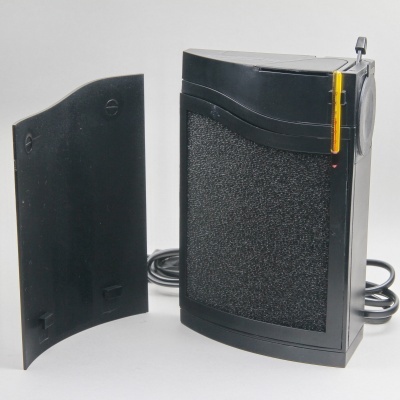 Purificador de ar preto com painel removível e cabo elétrico