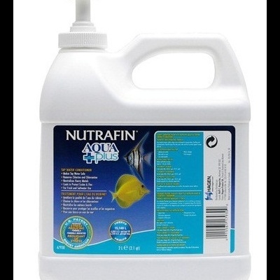 Embalagem branca de plástico com rótulo azul, peixes tropicais e texto Nutrafin Aqua Plus