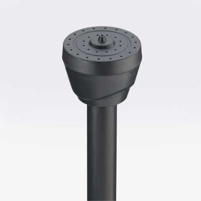 Chapéu de rega preto em plástico com furos, ligado a tubo preto