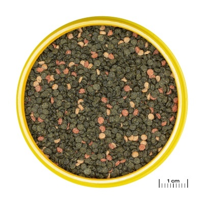 Recipiente amarelo com pequenas pelotas verde-escuras e coloridas sobre fundo branco