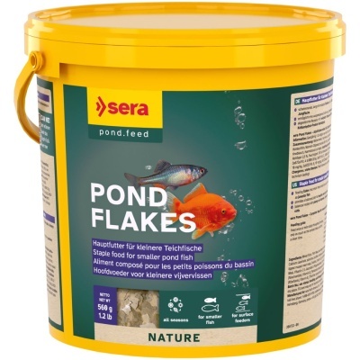 Recipiente amarelo com alimento para peixes pond flakes