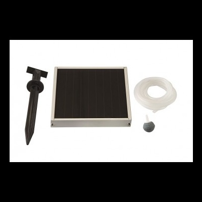 Painel solar quadrado com acessórios em fundo branco