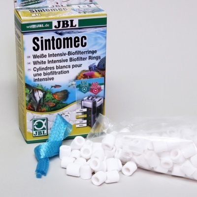 Embalagem JBL Sintomec com anéis brancos biofiltrantes e rede azul sobre fundo branco