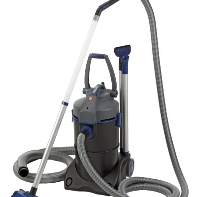 Aspirador industrial cinzento e azul com mangueira e acessórios sobre fundo branco