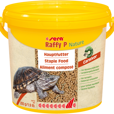 Embalagem amarela de comida para tartarugas aquáticas com pellets visíveis