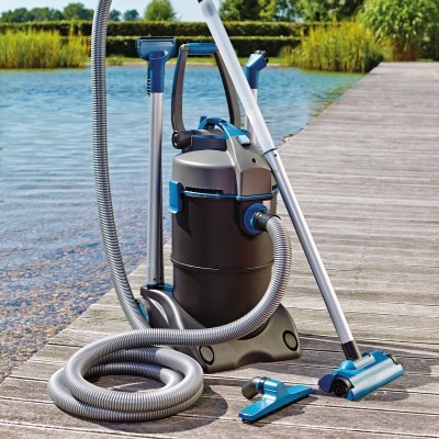 aspirador para exteriores preto e cinzento com detalhes em azul num deque de madeira junto à água