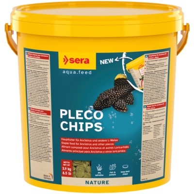 Balde amarelo de alimento para peixes Pleco Chips com rótulo azul escuro e imagem de peixe preto com manchas brancas