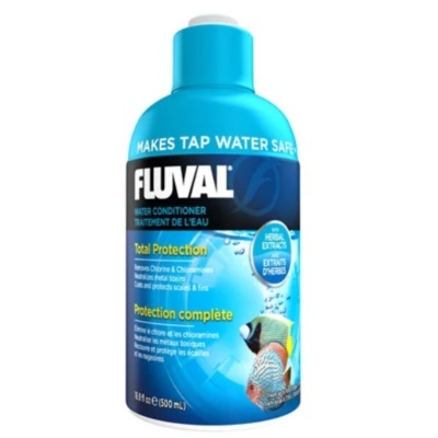 Frasco azul e preto de condicionador de água Fluval com imagens de peixes