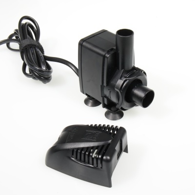 Bomba de água preta com cabo e peça plástica destacada em fundo branco