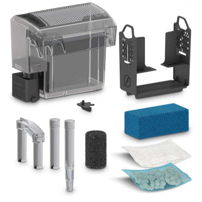 Conjunto de acessórios para aquário com recipiente transparente, suporte preto, tubos transparentes, esponja azul e filtros em sacos branco e azul.
