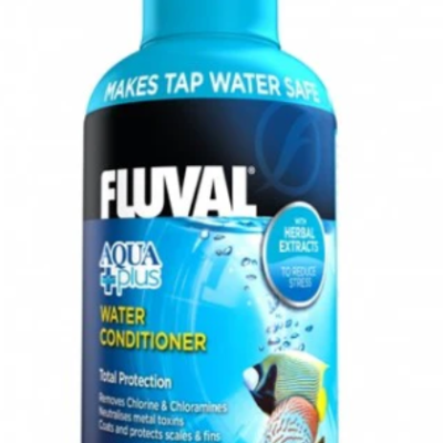 Frasco azul e preto Fluval Aqua plus Water Conditioner 250 ml com imagem de peixes tropicais