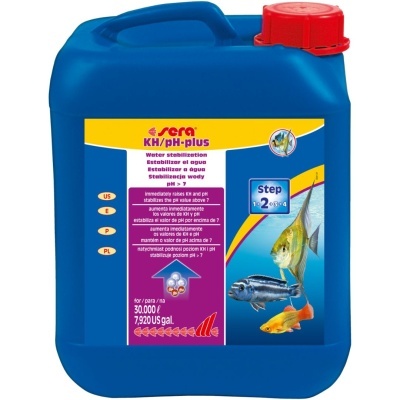 Recipiente azul com tampa vermelha e rótulo colorido de produto para estabilizar pH da água com peixes