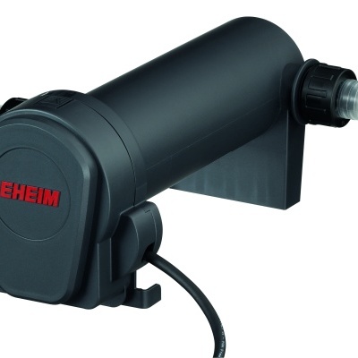 Bomba para aquário preta com marca EHEIM vermelha e conexões transparentes para tubos