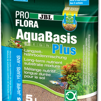 Embalagem verde e azul de substrato nutritivo JBL AquaBasis Plus 5 litros com plantas aquáticas e peixe