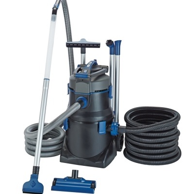 aspirador industrial preto e azul com acessórios e mangueiras sobre fundo branco