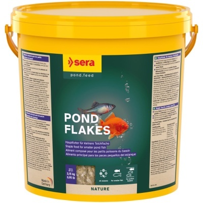 Balde amarelo com rótulo de alimentos para peixes Pond Flakes
