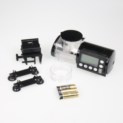 Dispositivo eletrônico preto com visor digital, pilhas AA e suportes de ventosa pretos