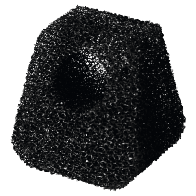 Esponja preta porosa em fundo branco