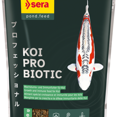 Embalagem preta de ração para carpas koi com imagem de carpa koi e texto multilingue