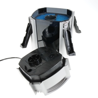 Filtro de aquário aberto com esponja azul e partes em plástico cinzento e preto