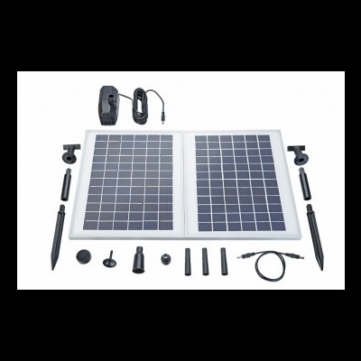 Painel solar fotovoltaico dobrável com acessórios em fundo branco