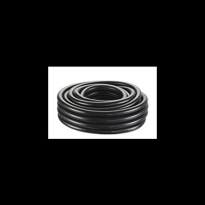 Manguera negra enrollada de material plástico con textura estriada