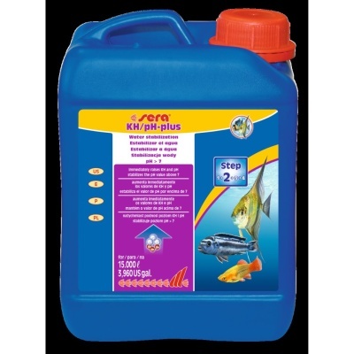 Recipiente azul com tampa vermelha de produto para aquários com rótulo colorido e peixes desenhados.