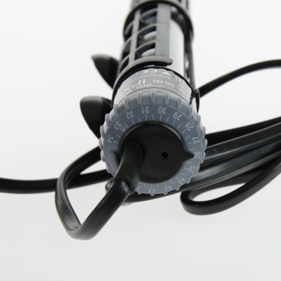 Termóstato de aquário cinza e preto com cabo preto enrollado