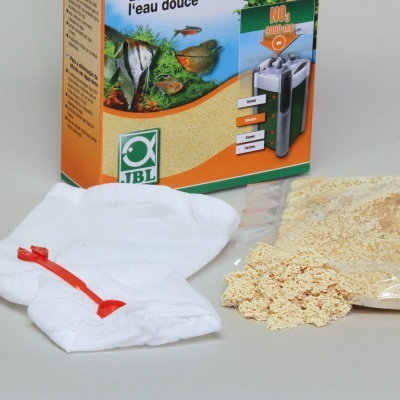 Kit para filtração de aquário com saco branco, espuma amarela e caixa JBL.