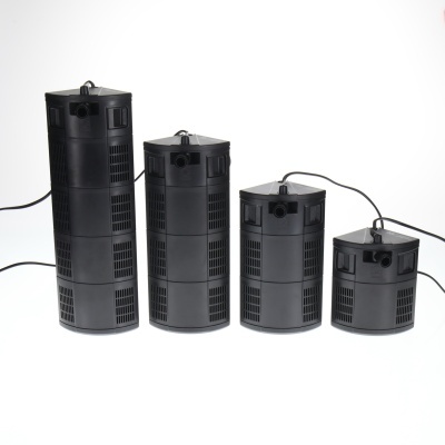 Conjunto de quatro filtros de aquário pretos de tamanhos variados com cabos elétricos