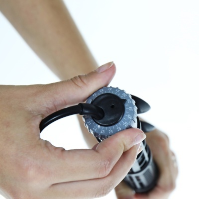 Controlo rotativo de equipamento preto com mostrador numérico cinzento