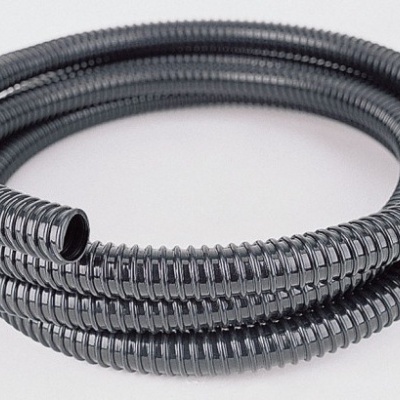 Mangueira flexível cinza escuro em espiral numa superfície branca