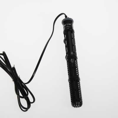 Aquecedor de aquário preto com cabo elétrico sobre fundo branco