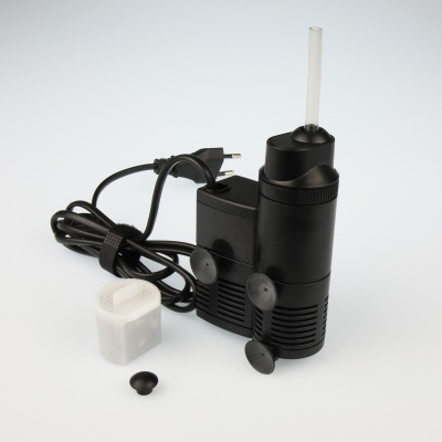 Filtro de aquário preto com ventosas e acessório branco em fundo branco