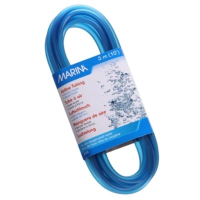Mangueira azul translúcida enrolada com embalagem da marca MARINA