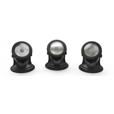 Três lanternas de mesa pequenas e pretas com lente circular prateada.