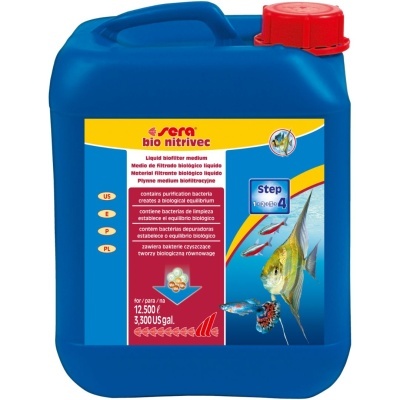 Recipiente azul de plástico para biofiltro líquido com rótulo colorido e peixes.