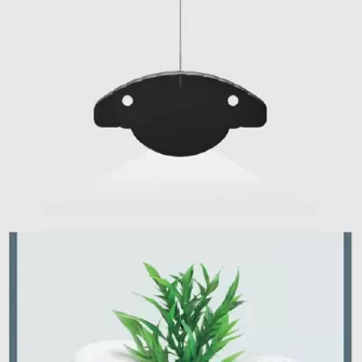 Luz LED preta pendurada sobre aquário com plantas verdes