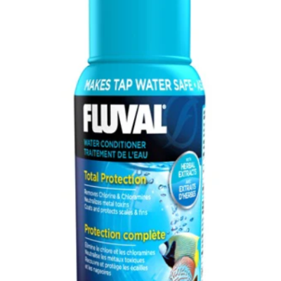 Condicionador de água Fluval Total Protection em frasco azul e preto com texto e ilustrações